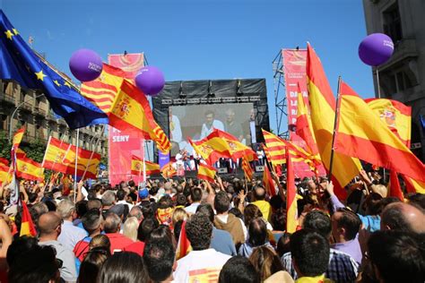 The 2017 Catalan Independence Referendum: A Tumultuous Episode in Spain's Recent History, Fueled by Nationalist Sentiment and Economic Disparity.